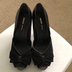 DKNY size 7.5 black suede peep toe shoes
